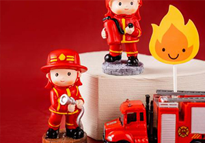 参观消防救援站，向战斗在第一线的消防员叔叔们致敬